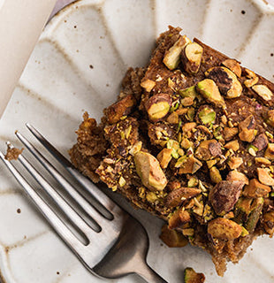 Gâteau protéiné à la banane et aux dattes 